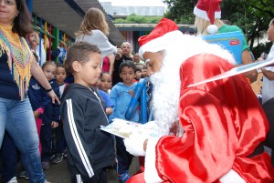 Papai Noel visita os alunos da EMEI