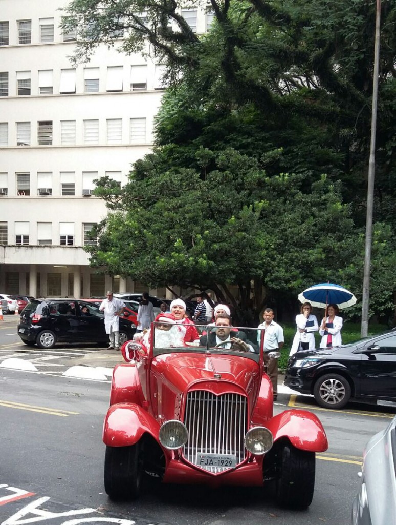 Chegada do Papai Noel em ser fordinho vermelho